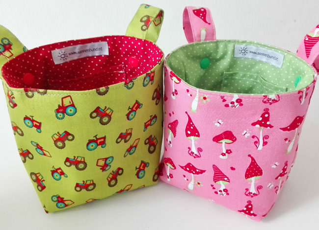 Zwei Pukwutzi-Taschen, links Traktor-Motiv, rechts Fliegenpilz-Motiv